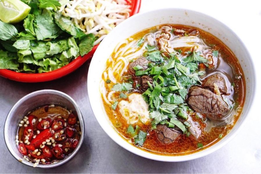 Rice Noodle Soup and Spicy Sliced Beef