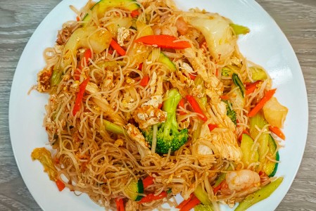 Thai special stir-fried rice vermicelli with chicken and shrimp
